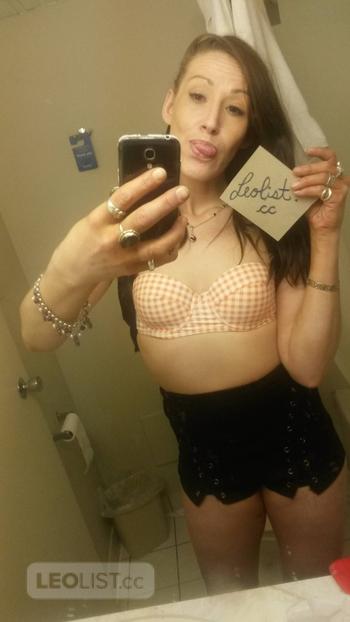 Come get wild with sexy tia, 29 Native female escort, Red Deer
